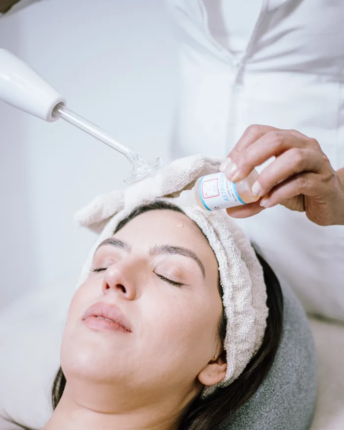 Aplicación de producto durante un tratamiento facial